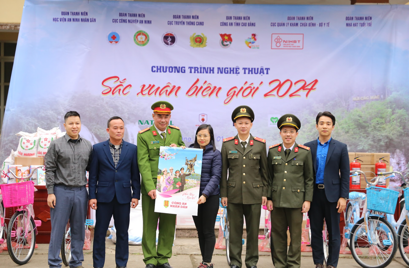 Những tờ báo xuân đến với bản làng ngày đầu năm mới.