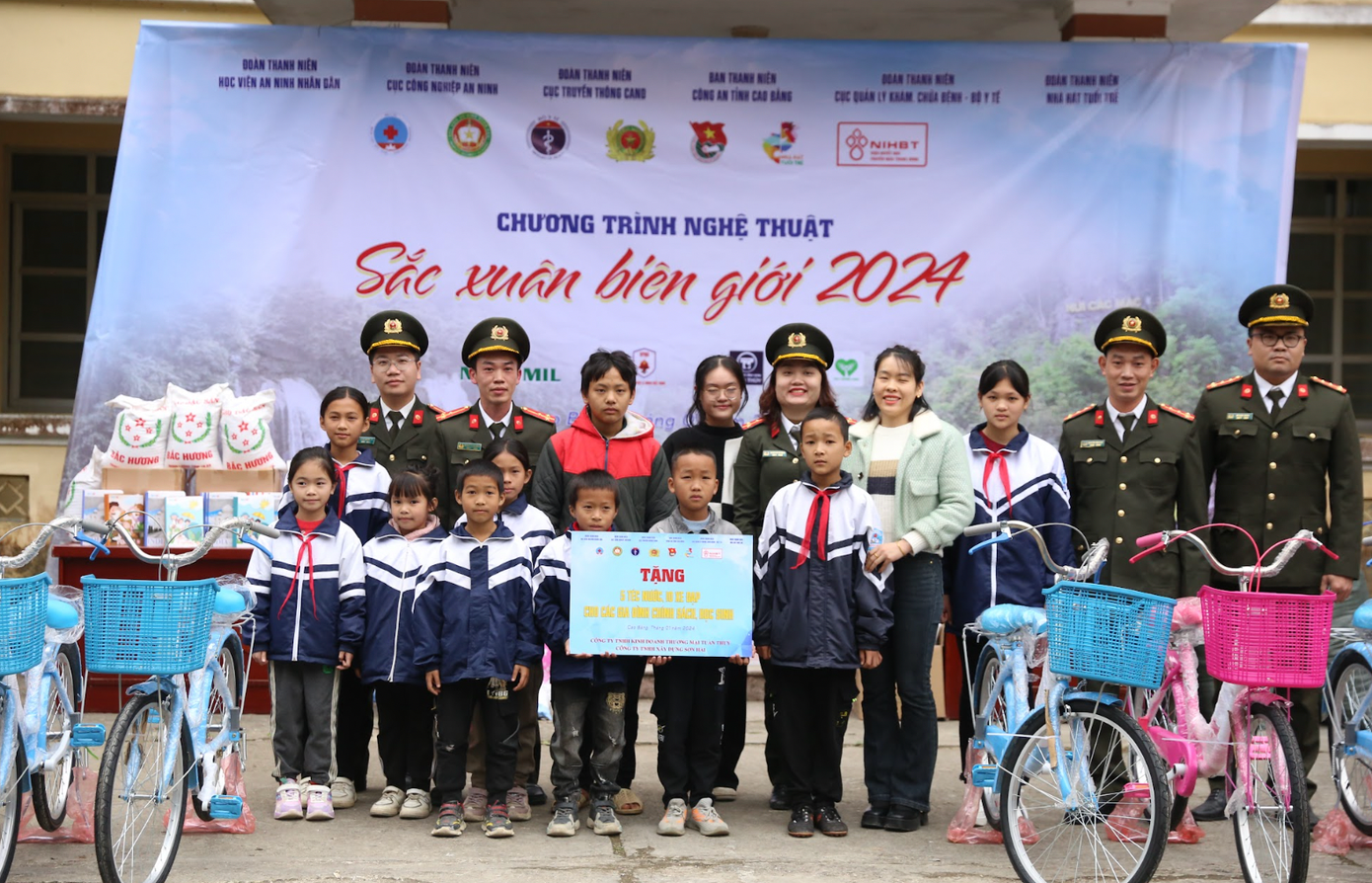 Đoàn công tác trao những chiếc xe đạp cho học sinh.