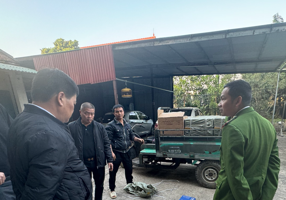 Chiếc xe tự chế vận chuyển số hàng hoá giả. Chiếc xe tự chế vận chuyển số hàng hoá giả.