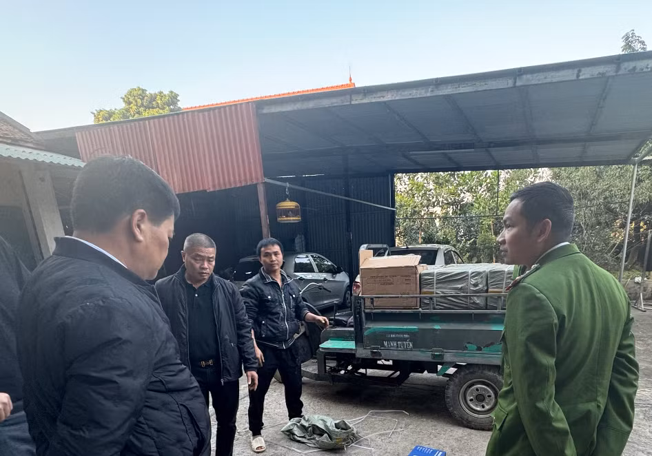 Chiếc xe tự chế vận chuyển số hàng hoá giả. Chiếc xe tự chế vận chuyển số hàng hoá giả.