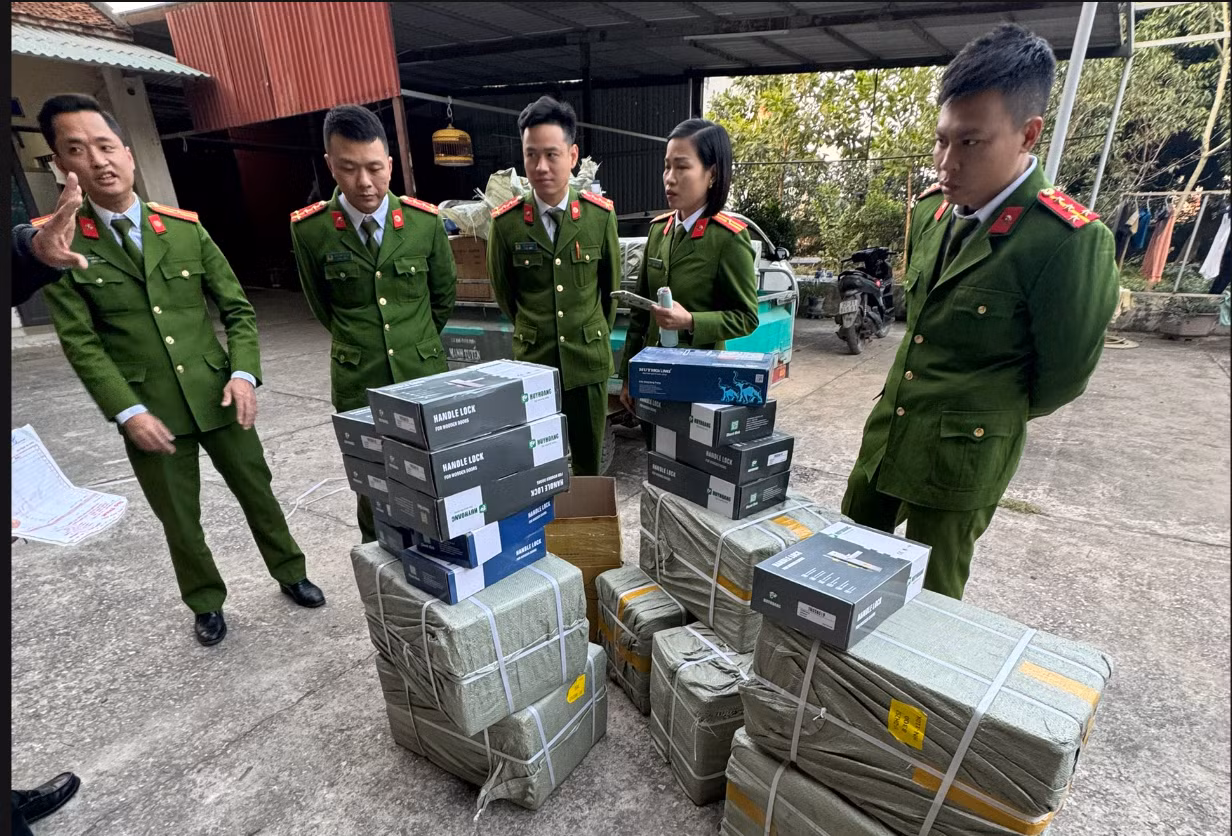 Thời điểm cơ quan công an phát hiện số hàng hoá giả mà các đối tượng đưa đi tiêu thụ. Thời điểm cơ quan công an phát hiện số hàng hoá giả mà các đối tượng đưa đi tiêu thụ.