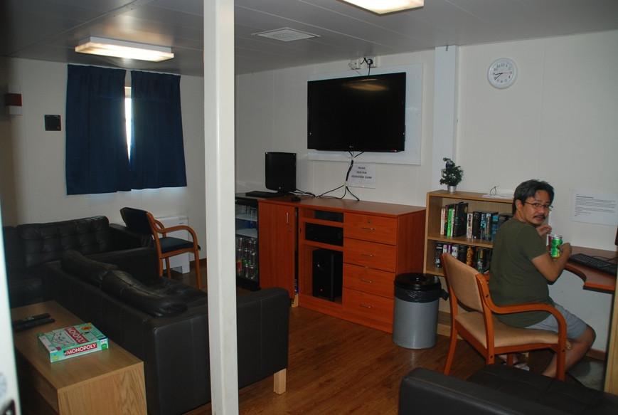 Phòng giải trí sau giờ làm việc với bàn uống trà xem phim, lướt nét