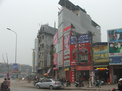 Hà Nội đưa ra biện pháp mạnh để dẹp nhà siêu mỏng, siêu méo (ảnh chụp tại ngã tư Khuất Duy Tiến và Nguyễn Trãi)