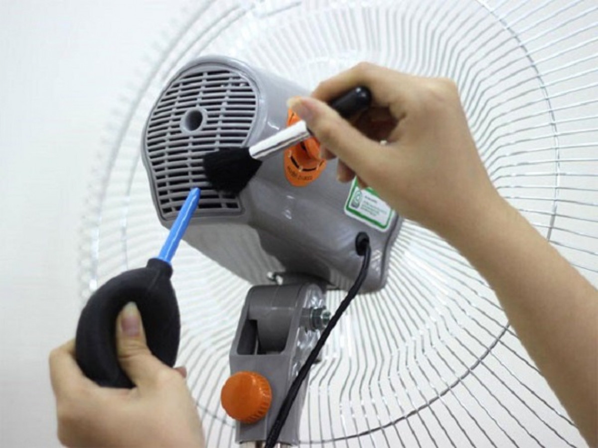 Thường xuyên vệ sinh, kiểm tra quạt để đảm bảo an toàn cho gia đình bạn. Thường xuyên vệ sinh, kiểm tra quạt để đảm bảo an toàn cho gia đình bạn.