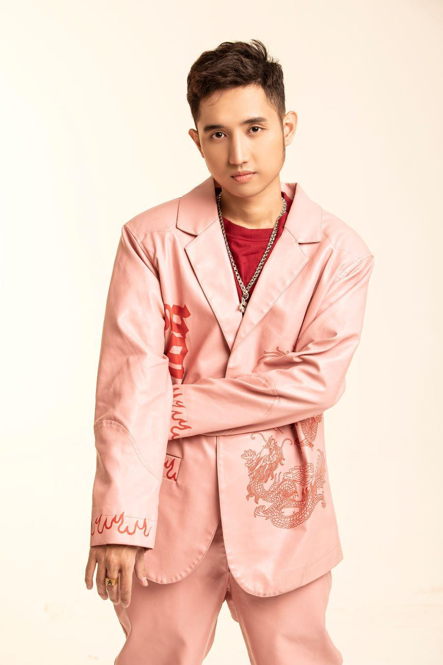 Học trò Karik hài hước nói: “Tôi từng chia sẻ vui, ở nhà nghỉ dịch mà không ra bài là một tội ác. Giữa tình hình dịch bên thế này, chắc mọi người cũng cần những phương tiện giải trí ở trên mạng. Khi ra mắt sản phẩm này, tôi cũng hy vọng mọi người có thể dành chút thời gian nghe và đón nhận nó. Như một sự vui tươi mà Duy cùng Mina, Winji gửi đến mọi người, cùng nhau chúng ta sẽ sớm vượt qua mùa dịch này” Học trò Karik hài hước nói: “Tôi từng chia sẻ vui, ở nhà nghỉ dịch mà không ra bài là một tội ác. Giữa tình hình dịch bên thế này, chắc mọi người cũng cần những phương tiện giải trí ở trên mạng. Khi ra mắt sản phẩm này, tôi cũng hy vọng mọi người có thể dành chút thời gian nghe và đón nhận nó. Như một sự vui tươi mà Duy cùng Mina, Winji gửi đến mọi người, cùng nhau chúng ta sẽ sớm vượt qua mùa dịch này”