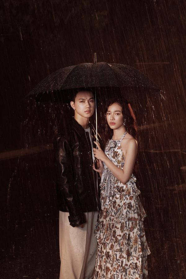 Tính ra Duyên cũng thức được gần 38 tiếng liên tục, tuy có mệt nhưng nhìn ekip thức cùng, dầm mưa cùng mình thì bấy nhiêu mệt mỏi cũng không là gì cả.