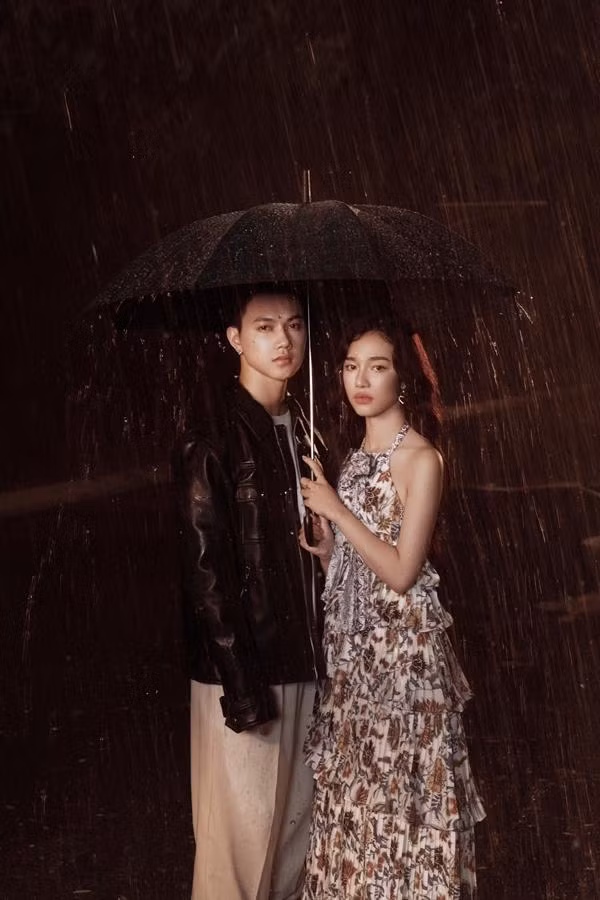 Tính ra Duyên cũng thức được gần 38 tiếng liên tục, tuy có mệt nhưng nhìn ekip thức cùng, dầm mưa cùng mình thì bấy nhiêu mệt mỏi cũng không là gì cả.