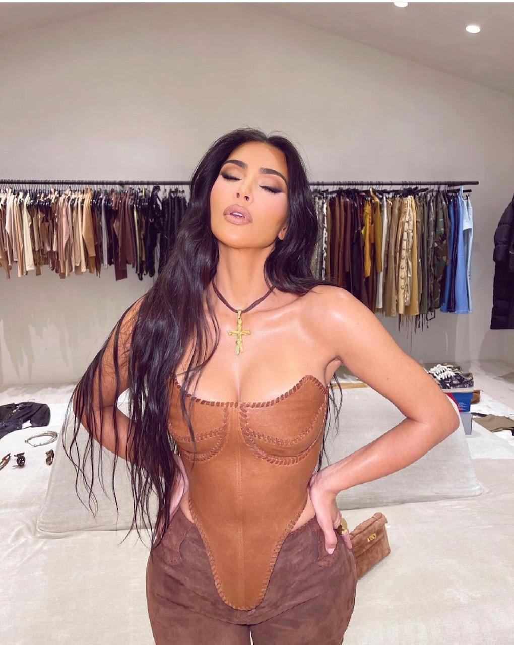 Ngoài vòng 3 đẹp nhất thế giới, "người đẹp thị phi" Kim Kardashian còn sở hữu bụng phẳng lì, thắt eo thon thả 60cm, khuôn ngực đầy 96cm nhất là khi đã 41 tuổi, khiến cả thế giới ngỡ ngàng. Kardashian luôn tập đủ 6 buổi gym/tuần, mỗi buổi kéo dài từ 60-90 phút. Ngoài đẩy tạ, cô sẽ squat sâu (với thanh tạ trên lưng) và gập bụng "điên cuồng". Bên cạnh tập luyện, Kardashian áp dụng chế độ ăn uống khoa học. Cô theo đuổi thực đơn đa số là món chay, với rất nhiều rau quả, trái cây, ngũ cốc, sữa hạt và không có thịt đỏ, và đặc biệt không thể thiếu rong biển Ireland. Chế độ ăn này gọi là Pescatarian. Ngoài vòng 3 đẹp nhất thế giới, "người đẹp thị phi" Kim Kardashian còn sở hữu bụng phẳng lì, thắt eo thon thả 60cm, khuôn ngực đầy 96cm nhất là khi đã 41 tuổi, khiến cả thế giới ngỡ ngàng. Kardashian luôn tập đủ 6 buổi gym/tuần, mỗi buổi kéo dài từ 60-90 phút. Ngoài đẩy tạ, cô sẽ squat sâu (với thanh tạ trên lưng) và gập bụng "điên cuồng". Bên cạnh tập luyện, Kardashian áp dụng chế độ ăn uống khoa học. Cô theo đuổi thực đơn đa số là món chay, với rất nhiều rau quả, trái cây, ngũ cốc, sữa hạt và không có thịt đỏ, và đặc biệt không thể thiếu rong biển Ireland. Chế độ ăn này gọi là Pescatarian.