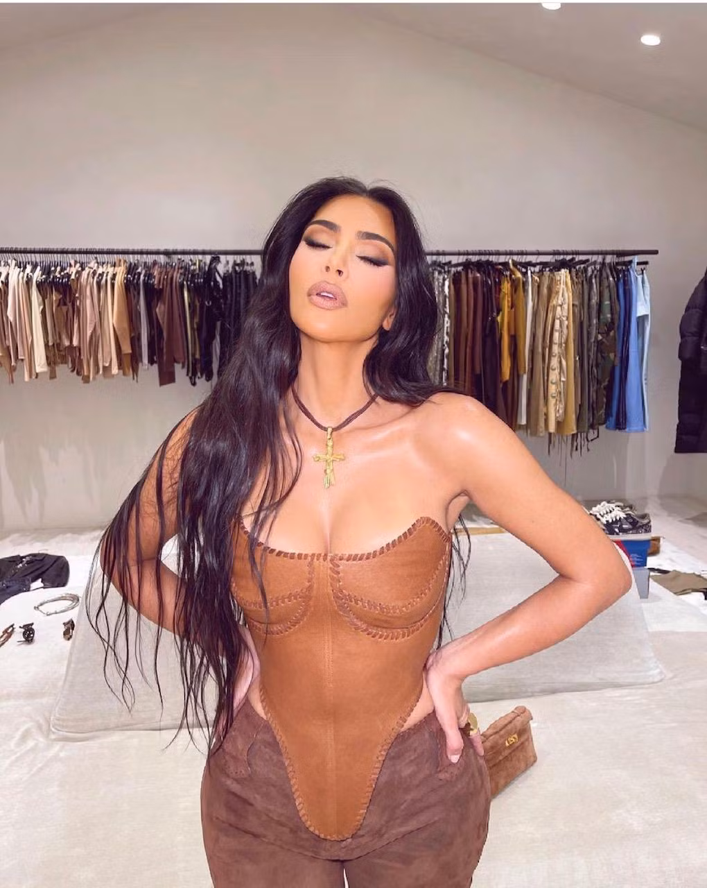 Ngoài vòng 3 đẹp nhất thế giới, "người đẹp thị phi" Kim Kardashian còn sở hữu bụng phẳng lì, thắt eo thon thả 60cm, khuôn ngực đầy 96cm nhất là khi đã 41 tuổi, khiến cả thế giới ngỡ ngàng. Kardashian luôn tập đủ 6 buổi gym/tuần, mỗi buổi kéo dài từ 60-90 phút. Ngoài đẩy tạ, cô sẽ squat sâu (với thanh tạ trên lưng) và gập bụng "điên cuồng". Bên cạnh tập luyện, Kardashian áp dụng chế độ ăn uống khoa học. Cô theo đuổi thực đơn đa số là món chay, với rất nhiều rau quả, trái cây, ngũ cốc, sữa hạt và không có thịt đỏ, và đặc biệt không thể thiếu rong biển Ireland. Chế độ ăn này gọi là Pescatarian.
