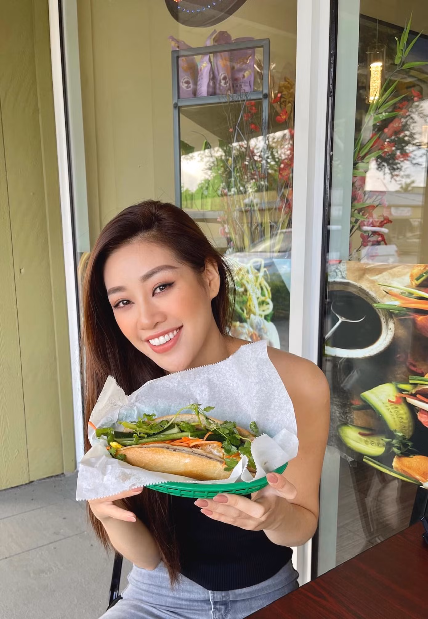 Hoa hậu Khánh Vân: "I love bánh mỳ Việt Nam".