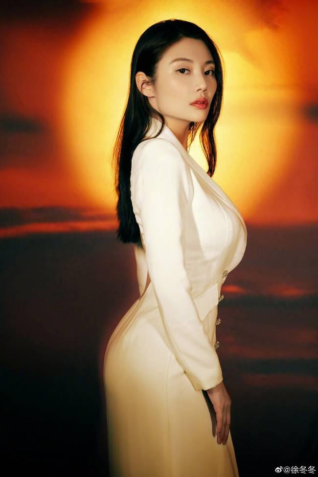 Khó có thể tưởng tượng được đây là thân hình của phụ nữ 31 tuổi. Từ Đông Đông quả thực đẹp đến mức người ta chẳng thể dời mắt.