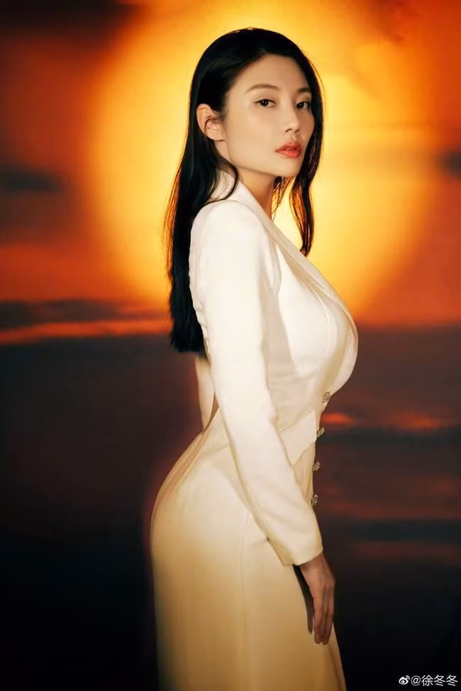 Khó có thể tưởng tượng được đây là thân hình của phụ nữ 31 tuổi. Từ Đông Đông quả thực đẹp đến mức người ta chẳng thể dời mắt.