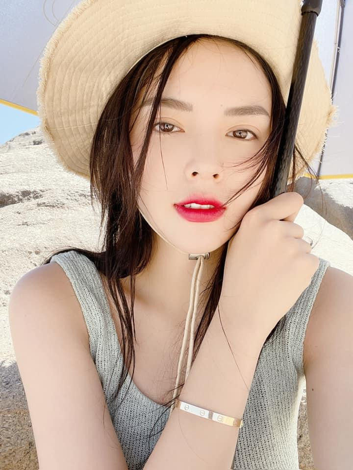 Hoa hậu Kỳ Duyên với bức ảnh chụp selfie mong manh tựa 'nữ thần' đem lại cảm giác yên bình và năng lượng trong lành, mát dịu cho người đối diện. Hoa hậu Kỳ Duyên với bức ảnh chụp selfie mong manh tựa 'nữ thần' đem lại cảm giác yên bình và năng lượng trong lành, mát dịu cho người đối diện.