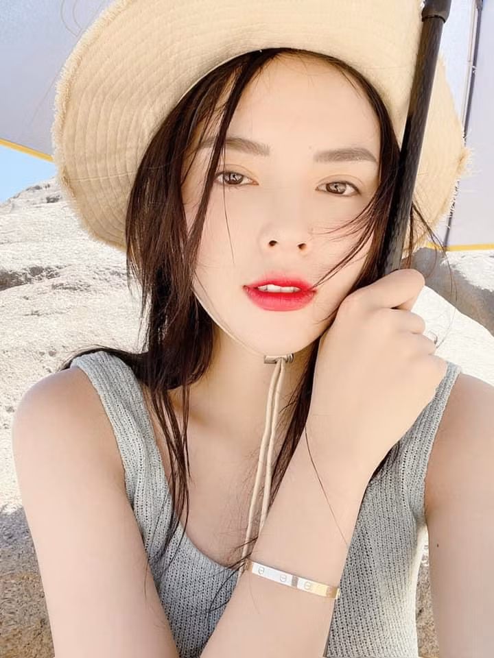 Hoa hậu Kỳ Duyên với bức ảnh chụp selfie mong manh tựa 'nữ thần' đem lại cảm giác yên bình và năng lượng trong lành, mát dịu cho người đối diện.