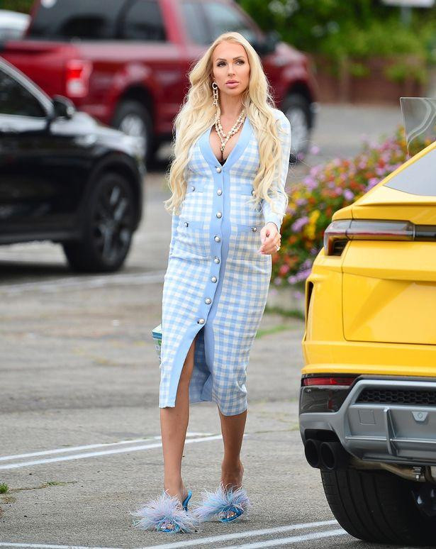 Christine Quinn - Ngôi sao của show truyền hình ăn khách đình đám nước Mỹ Selling Sunset mới đây đã xuất hiện trên trường quay phần 2 cho series 4 phần truyền hình thực tế trên Netflix, trong bộ trang phục giản dị nhưng vẫn gọn gàng, năng động, khoe các đường cong gợi cảm của cơ thể. Người đẹp 33 tuổi đang mang thai đứa con đầu lòng chừng 8 tháng với doanh nhân giàu có Christian Richard, người chồng hơn cô 9 tuổi. Christine Quinn - Ngôi sao của show truyền hình ăn khách đình đám nước Mỹ Selling Sunset mới đây đã xuất hiện trên trường quay phần 2 cho series 4 phần truyền hình thực tế trên Netflix, trong bộ trang phục giản dị nhưng vẫn gọn gàng, năng động, khoe các đường cong gợi cảm của cơ thể. Người đẹp 33 tuổi đang mang thai đứa con đầu lòng chừng 8 tháng với doanh nhân giàu có Christian Richard, người chồng hơn cô 9 tuổi.