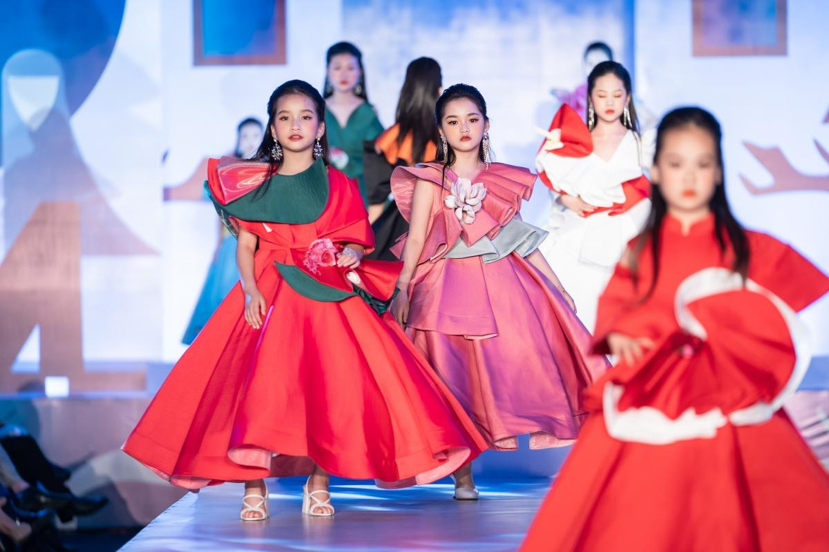 Những người mẫu nhí gây ấn tượng trên sàn catwalk