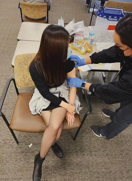 Hương Tràm tiêm phòng COVID-19 ngày 2/4/2021. (Ảnh nguồn FBNV)