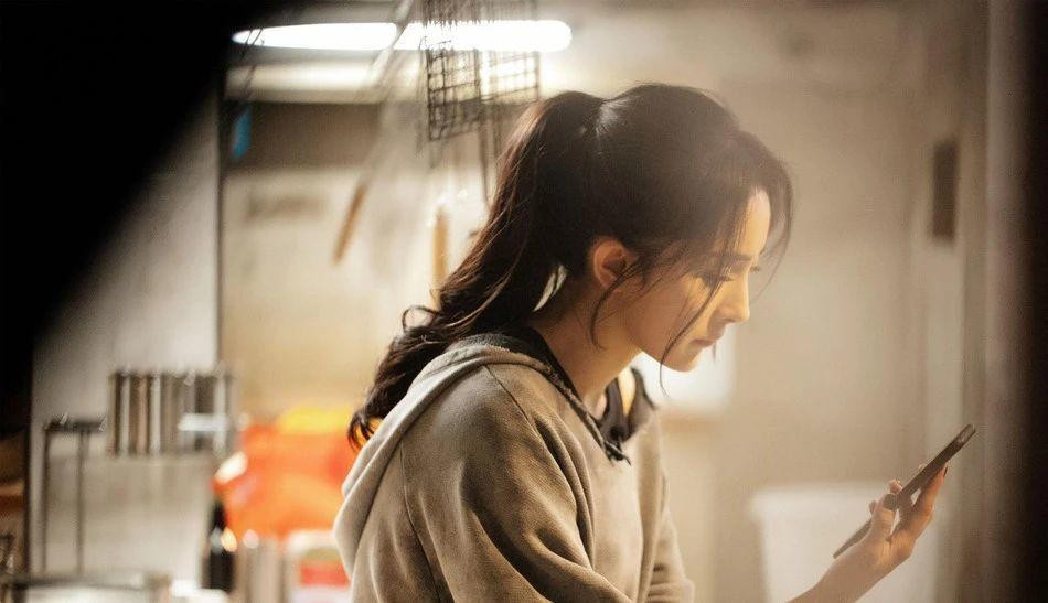 Trong suốt những năm qua, độ nổi tiếng của Dương Mịch chỉ tăng chứ không giảm. Cô cũng là một trong những diễn viên có lượng fan hùng hậu bậc nhất Cbiz và đứng thứ 2 trong bảng xếp hạng 10 sao nữ có lượng follow weibo nhiều nhất làng giải trí Hoa Ngữ. Trước đó, một số dân mạng đã soi ra điểm thi ĐH của Dương Mịch với 583 điểm/750 điểm các môn văn hóa, thuộc top những ngôi sao học giỏi, 'học bá hàng thật giá thật'. Mặc dù trình độ học vấn không phải là tiêu chí duy nhất để đánh giá một con người, nhưng những nhận thức chung cơ bản và kiến thức cuộc sống cần được nắm vững. Vậy mà một người mang danh 'học bá' và là ngôi sao nổi tiếng hàng đầu Cbiz như Dương Mịch lại liên tục phát âm sai các từ thông dụng và mắc các lỗi cơ bản về kiến thức địa lý mà ngay học sinh trung học cơ sở cũng biết. Trong suốt những năm qua, độ nổi tiếng của Dương Mịch chỉ tăng chứ không giảm. Cô cũng là một trong những diễn viên có lượng fan hùng hậu bậc nhất Cbiz và đứng thứ 2 trong bảng xếp hạng 10 sao nữ có lượng follow weibo nhiều nhất làng giải trí Hoa Ngữ. Trước đó, một số dân mạng đã soi ra điểm thi ĐH của Dương Mịch với 583 điểm/750 điểm các môn văn hóa, thuộc top những ngôi sao học giỏi, 'học bá hàng thật giá thật'. Mặc dù trình độ học vấn không phải là tiêu chí duy nhất để đánh giá một con người, nhưng những nhận thức chung cơ bản và kiến thức cuộc sống cần được nắm vững. Vậy mà một người mang danh 'học bá' và là ngôi sao nổi tiếng hàng đầu Cbiz như Dương Mịch lại liên tục phát âm sai các từ thông dụng và mắc các lỗi cơ bản về kiến thức địa lý mà ngay học sinh trung học cơ sở cũng biết.