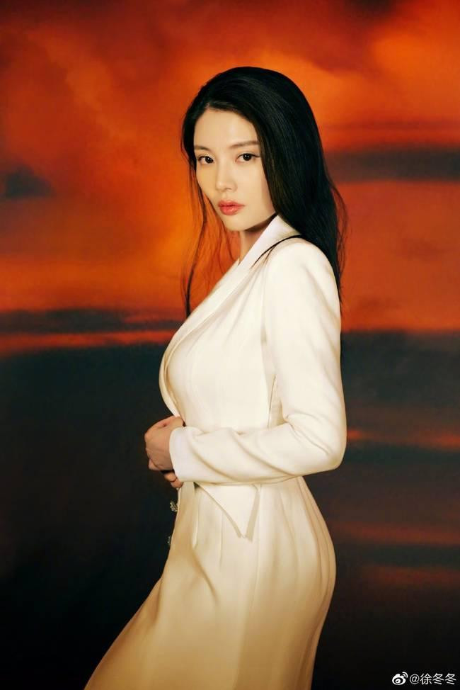 Vòng một vun cao, đầy đặn là một trong những lợi thế hình thể của Từ Đông Đông. Thường ngày, cô rất để tâm chuyện chăm sóc vòng một, thậm chí người đẹp có thể dành 3-5 tiếng trong ngày để mát-xa cho ngực.