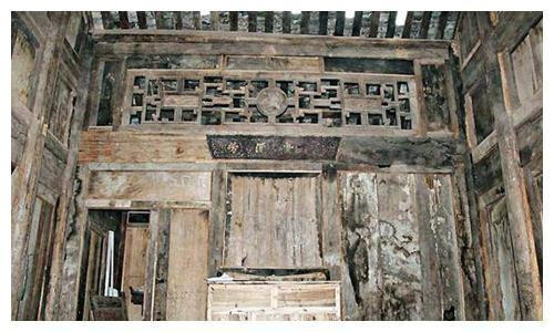 Căn nhà gỗ của ông lão giống với những ngôi nhà cũ khác, ngoại trừ vật liệu sử dụng. Nhìn từ bên ngoài, mọi người hoàn toàn không thấy điều gì đặc biệt từ một ngôi nhà cũ ở nông thôn như vậy.