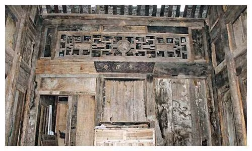Căn nhà gỗ của ông lão giống với những ngôi nhà cũ khác, ngoại trừ vật liệu sử dụng. Nhìn từ bên ngoài, mọi người hoàn toàn không thấy điều gì đặc biệt từ một ngôi nhà cũ ở nông thôn như vậy.