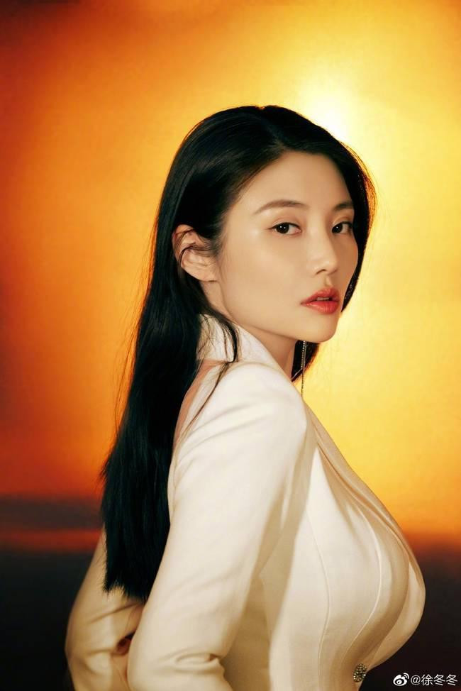 Vòng ngực được coi như sinh mệnh thứ hai của Từ Đông Đông, nó không chỉ được chăm sóc đặc biệt mà còn tiêu hao không ít tâm sức của cô. Cho dù sản phẩm chăm sóc vòng một có đắt tới cỡ nào, Đông Đông cũng quyết mua. Tuy nhiên, nhờ đó mà nữ diễn viên được mệnh danh là người đẹp có khuôn ngực đẹp số 1 Trung Quốc.