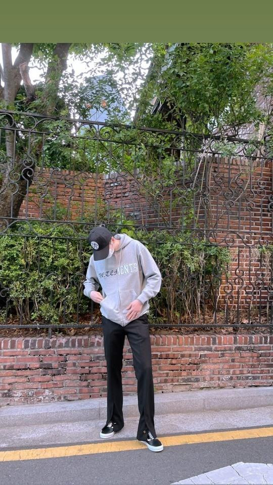 Vào chiều ngày 8/5, nam diễn viên Lee Jong Suk đã đăng một bức ảnh không kèm status nào trên Instagram của mình. Mặc dù mặc quần áo đời thường và đi giày thể thao nhưng với tỷ lệ người mẫu vượt trội, nam diễn viên vẫn nổi bật như bước ra từ truyện cổ tích làm say đắm trái tim của những ai nhìn thấy. Lee Jong Suk hiện đang đảm nhận vai chính đầu tiên sau khi xuất ngũ vào tháng 1, nhân vật thuyền trưởng hải quân đang cố ngăn chặn tên khủng bố sắp đặt kế hoạch để kích nổ vũ khí âm thanh ở trung tâm của thành phố lớn trong bộ phim hành động 'The Decibel'. Vào chiều ngày 8/5, nam diễn viên Lee Jong Suk đã đăng một bức ảnh không kèm status nào trên Instagram của mình. Mặc dù mặc quần áo đời thường và đi giày thể thao nhưng với tỷ lệ người mẫu vượt trội, nam diễn viên vẫn nổi bật như bước ra từ truyện cổ tích làm say đắm trái tim của những ai nhìn thấy. Lee Jong Suk hiện đang đảm nhận vai chính đầu tiên sau khi xuất ngũ vào tháng 1, nhân vật thuyền trưởng hải quân đang cố ngăn chặn tên khủng bố sắp đặt kế hoạch để kích nổ vũ khí âm thanh ở trung tâm của thành phố lớn trong bộ phim hành động 'The Decibel'.