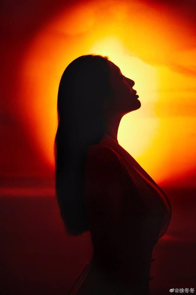 Năm 2013, Từ Đông Đông vướng tin đồn giả làm gái trinh để bán thân cho đại gia với giá 1,5 triệu NDT (5 tỷ đồng). Tuy nhiên, scandal này không ảnh hưởng nhiều tới con đường điện ảnh của cô.