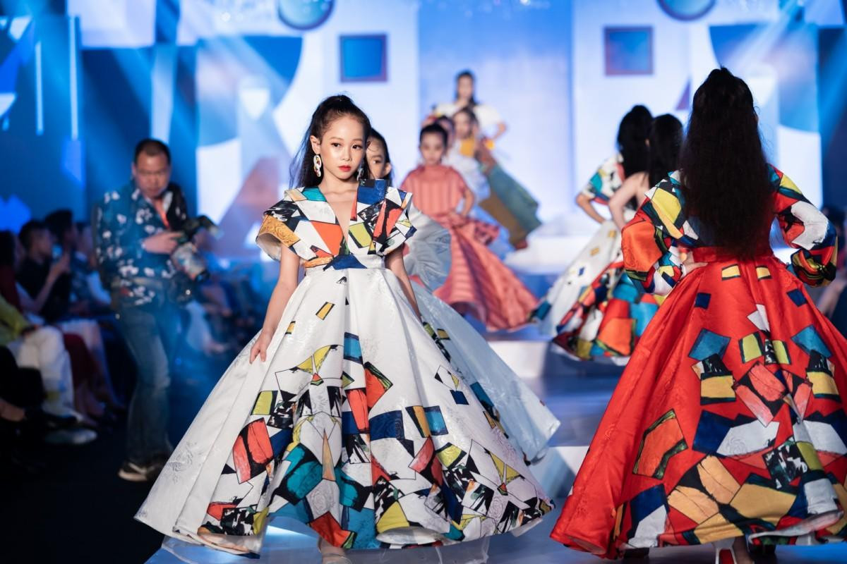 Đại hội &apos;Siêu mẫu nhí 2021&apos; sẽ quy tụ 650 mẫu nhí trên khắp cả nước trình diễn 40 bộ sưu tập đến từ 40 nhà thiết kế trẻ của thương hiệu thời trang trẻ em quốc tế Đắc Ngọc Designer House trong 3 show diễn xuyên suốt năm 2021.