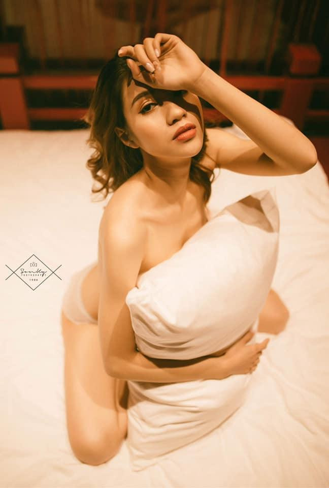 Trên trang cá nhân của Anh Tuyết, cô thường xuyên đăng tải những khoảnh khắc mặc váy ngắn, bikini ôm sát.