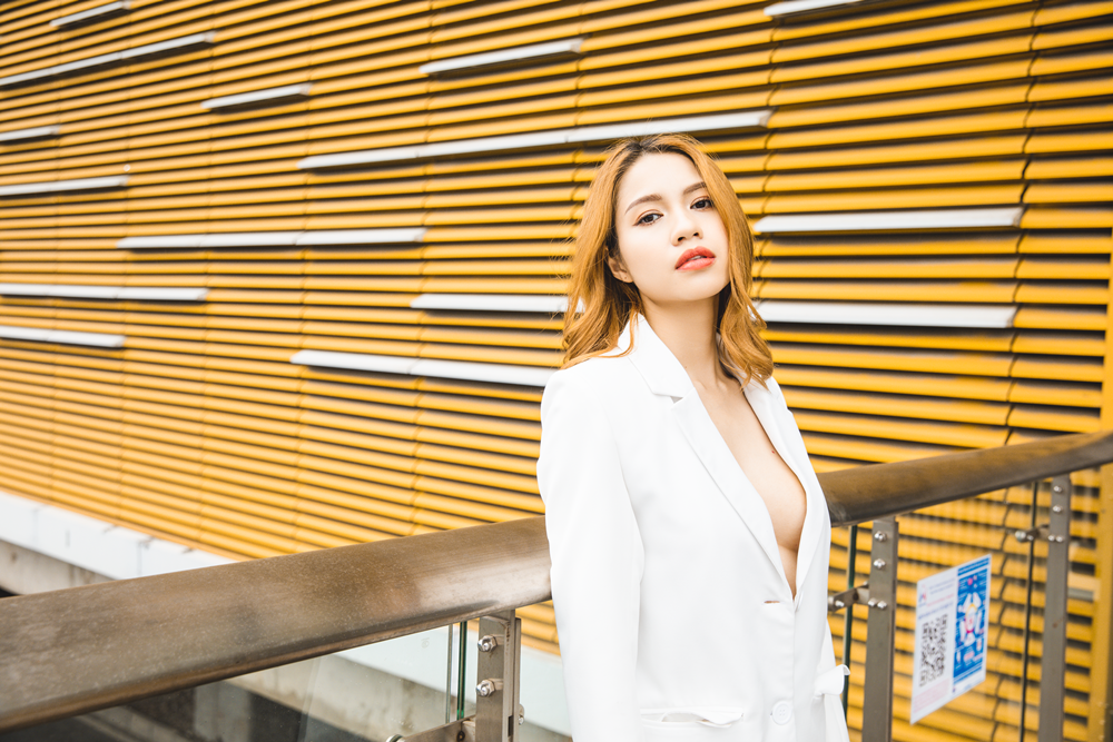 Trước đó, diễn viên Trần Anh Tuyết diện vét không nội y trên ga tàu điện Cát Linh gây nhiều chú ý lẫn bình luận trái chiều.