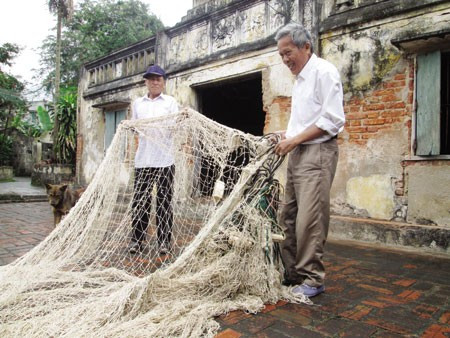 Ông Tiện (phải) bên cheo lưới đánh bắt “hung thần biển cả” Ông Tiện (phải) bên cheo lưới đánh bắt “hung thần biển cả” Bài viết: http://news.zing.vn/Nau-vi-ca-map-an-tru-bua-o-Hai-Phong-post364367.html#home_featured.tinnong Nguồn Zing News