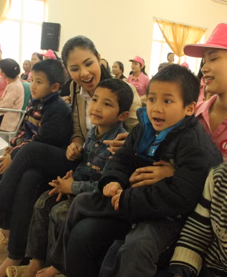 Sự góp mặt của Hoa hậu Báo Tiền phong năm 2010 Ngọc Hân đã làm cho buổi đi thăm, tặng quà của những người đẹp Kinh Bắc thêm phần ý nghĩa