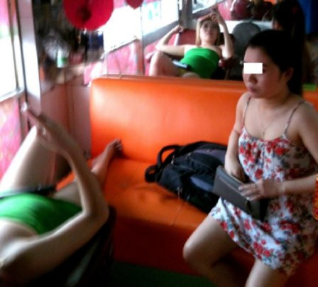  Tiếp viên nữ ở tiệm Hà Anh hở hang mời gọi khách.