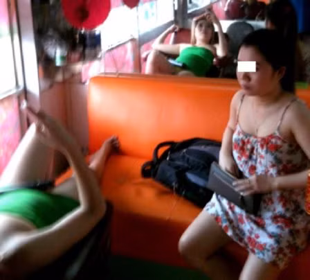  Tiếp viên nữ ở tiệm Hà Anh hở hang mời gọi khách.