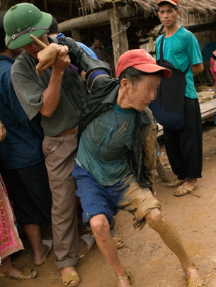 Một người say sau khi uống rượu phải được dìu đi