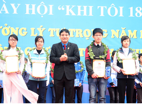 Anh Nguyễn Đắc Vinh- Bí thư TW Đoàn TNCS Hồ Chí Minh và 4/10 gương mặt đoàn viên THPT xuất sắc của năm học 2010