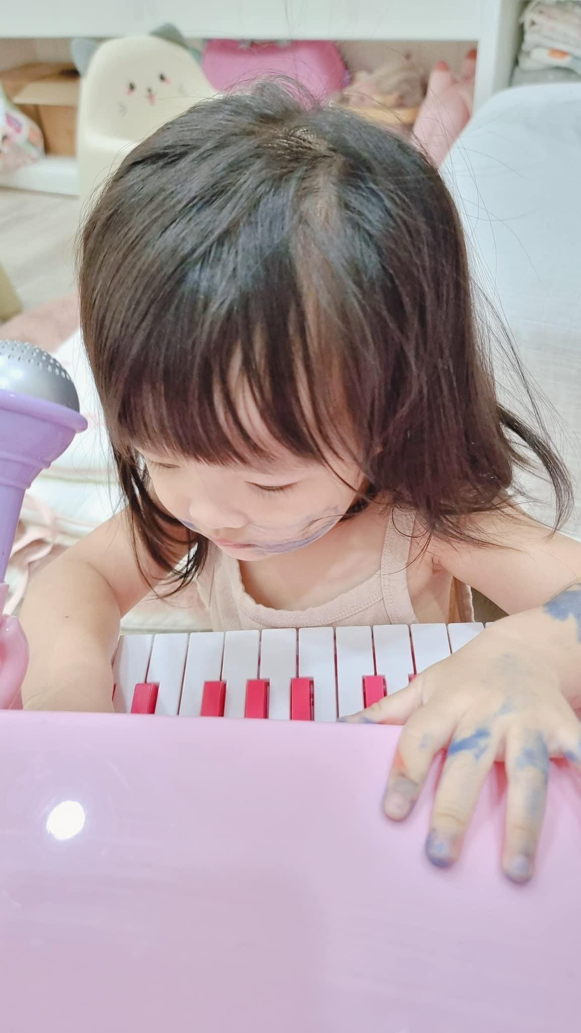 Sau đó, Winnie lại ngoan ngoãn ngồi chơi đàn.