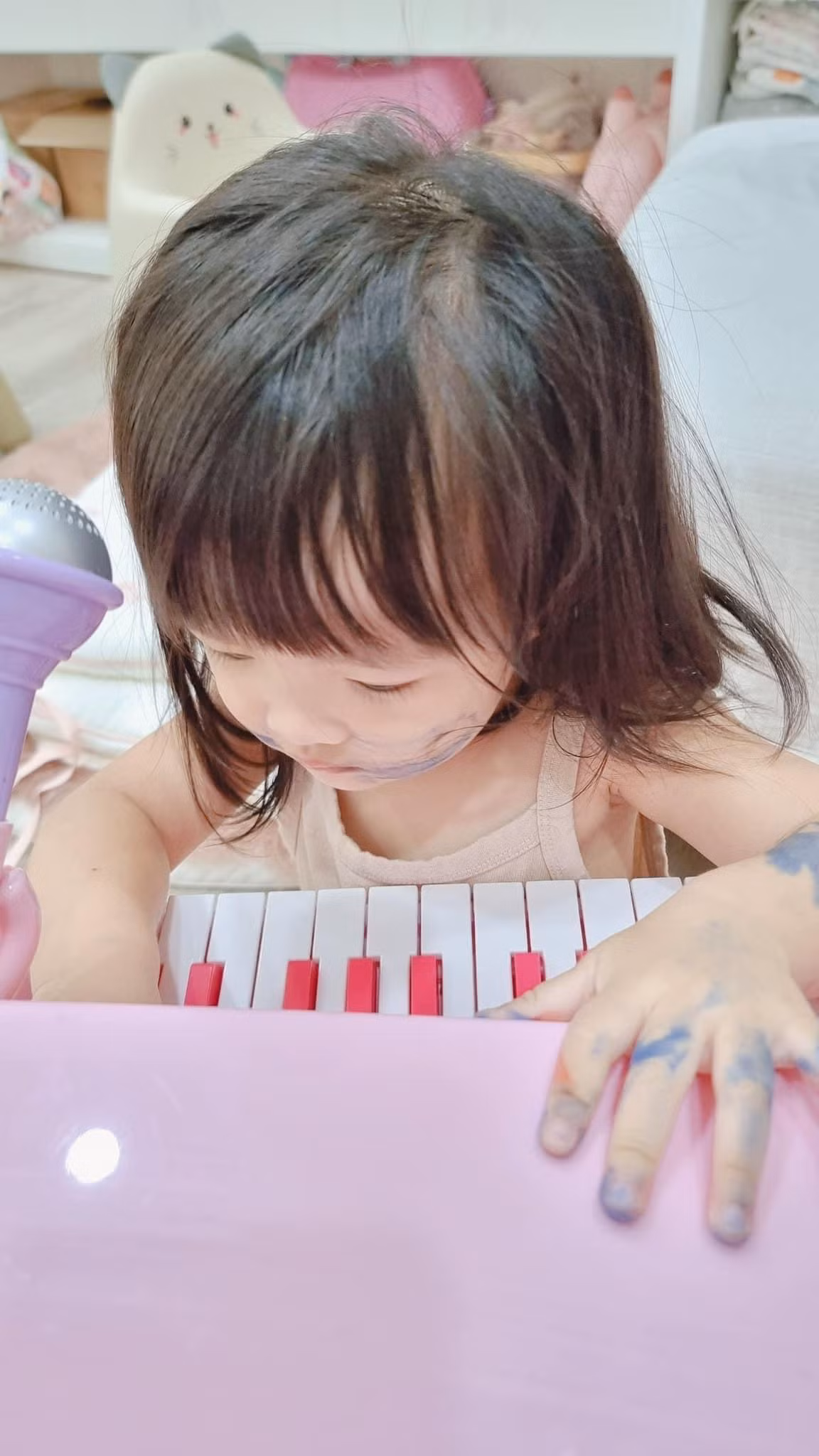 Sau đó, Winnie lại ngoan ngoãn ngồi chơi đàn.