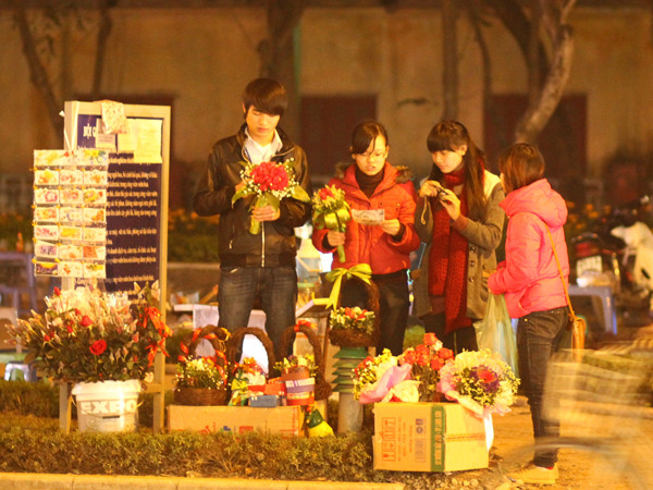 Nhiều bạn trẻ làm thêm trong dịp V-Day