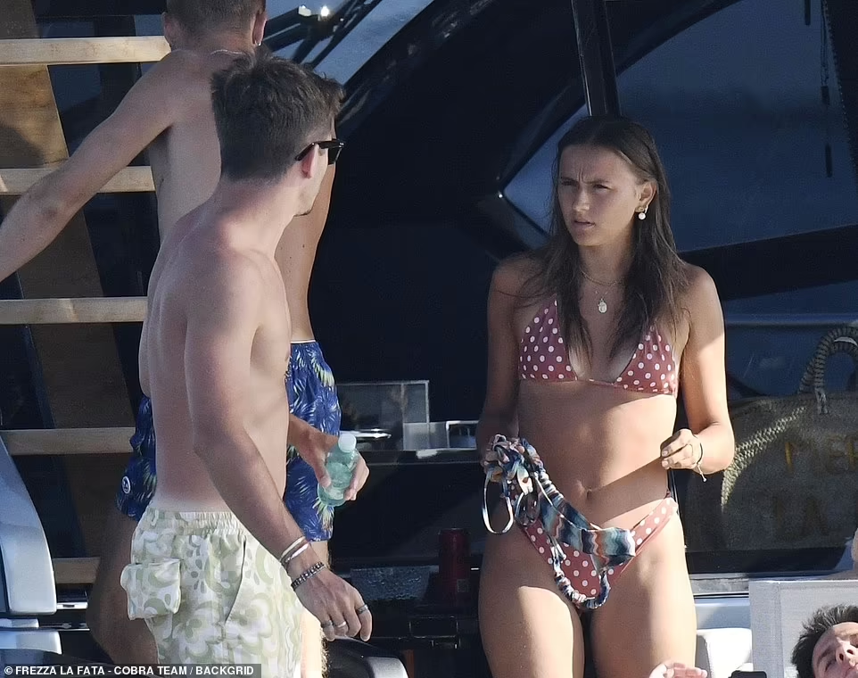 Charles Leclerc hiện có mức lương khoảng 10 triệu bảng mỗi năm. Charles Leclerc hiện có mức lương khoảng 10 triệu bảng mỗi năm.