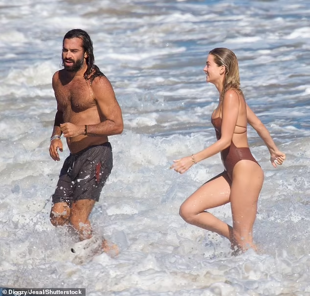 Dù chưa biết người đàn ông bí ẩn này là ai nhưng fan hi vọng con tim người đẹp đã vui trở lại.