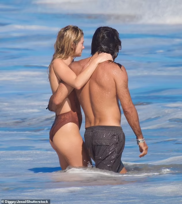 ... và còn ôm eo bá vai nhau tình tứ dấy lên tin đồn cô đã tìm được tình yêu mới.