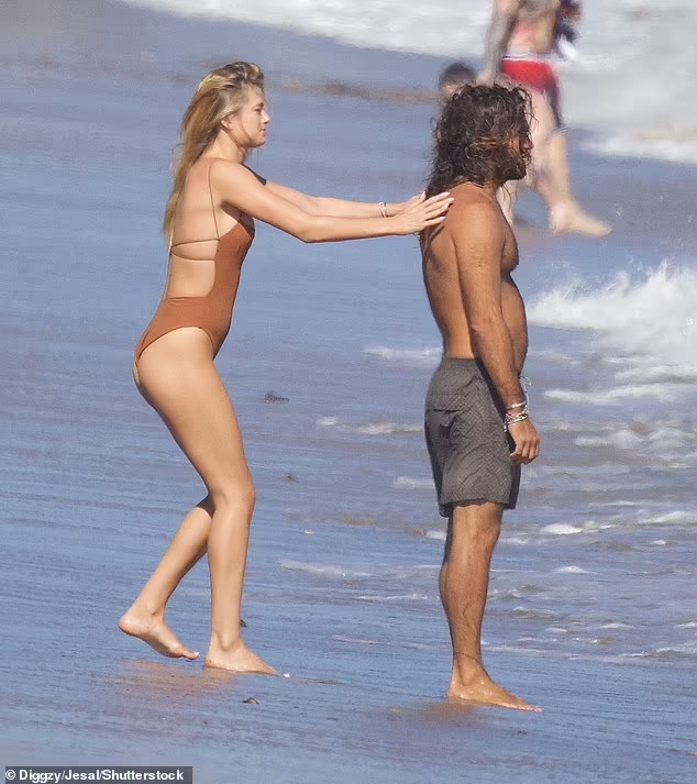 Nàng mẫu xứ chuột túi có những cử chỉ thân mật bên trai lạ...