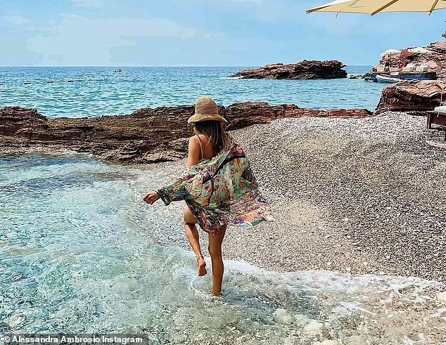 Nàng mẫu đình đám một thời cũng thường xuyên diện đồ bơi của công ty mình để quảng bá.