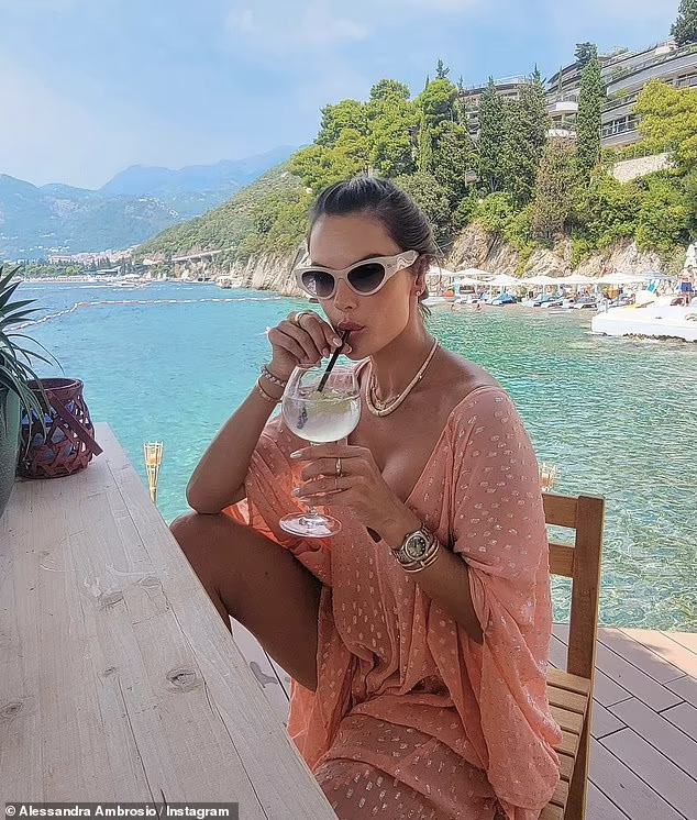 Alessandra Ambrosio nhận vô vàn lời khen ngợi sắc vóc trẻ trung đầy lôi cuốn dù đã ở tuổi tứ tuần và đã qua thời kỳ đỉnh cao nhan sắc.