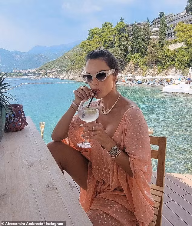 Alessandra Ambrosio nhận vô vàn lời khen ngợi sắc vóc trẻ trung đầy lôi cuốn dù đã ở tuổi tứ tuần và đã qua thời kỳ đỉnh cao nhan sắc. Alessandra Ambrosio nhận vô vàn lời khen ngợi sắc vóc trẻ trung đầy lôi cuốn dù đã ở tuổi tứ tuần và đã qua thời kỳ đỉnh cao nhan sắc.