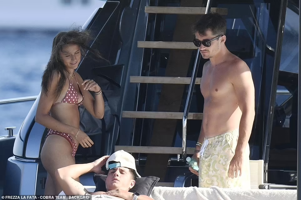 Hiện cả hai được cho là đang sống cùng nhau trong căn hộ xa hoa của Charles Leclerc ở Monte Carlo, Monaco. Hiện cả hai được cho là đang sống cùng nhau trong căn hộ xa hoa của Charles Leclerc ở Monte Carlo, Monaco.