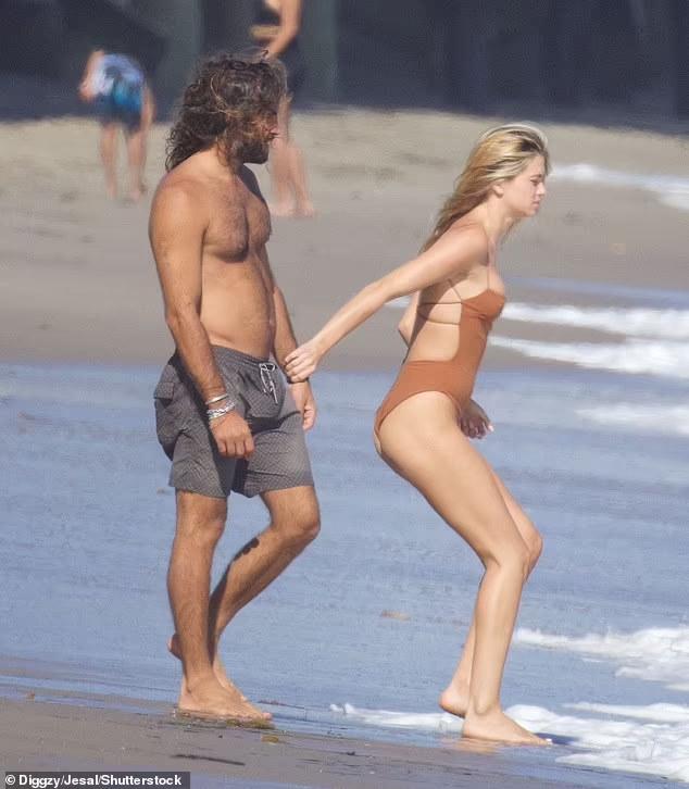 Người đẹp Úc khá thân thiết với bạn khác giới ở biển.