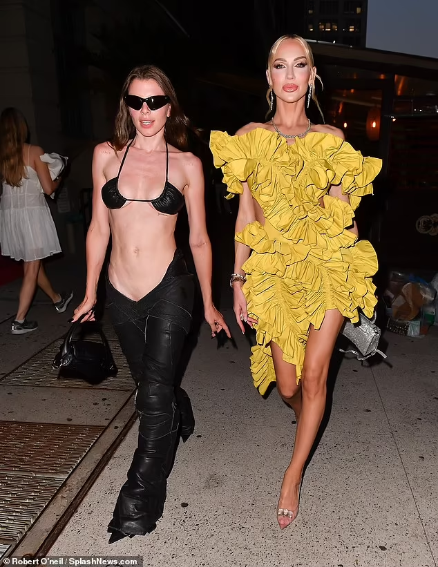 Julia Fox (trái) cũng gây tranh cãi với outfit màu đen khoe gần hết thân trên khi xuất hiện ở New York (Mỹ) vào cuối tháng 7 vừa qua.